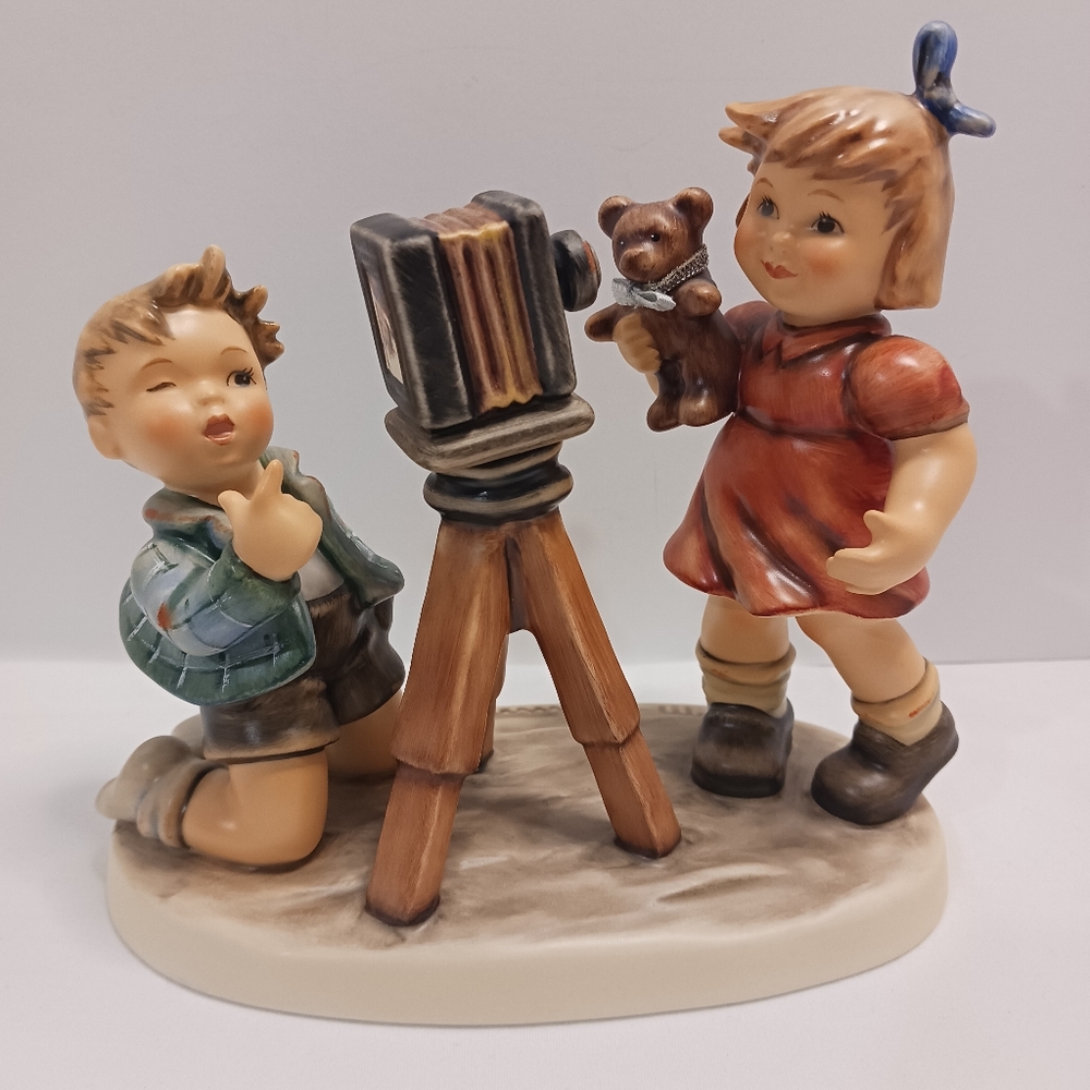📷MIB Goebel Hummel "Camera Ready" 25th Anniversary 2002 Photographer Gift #1737
